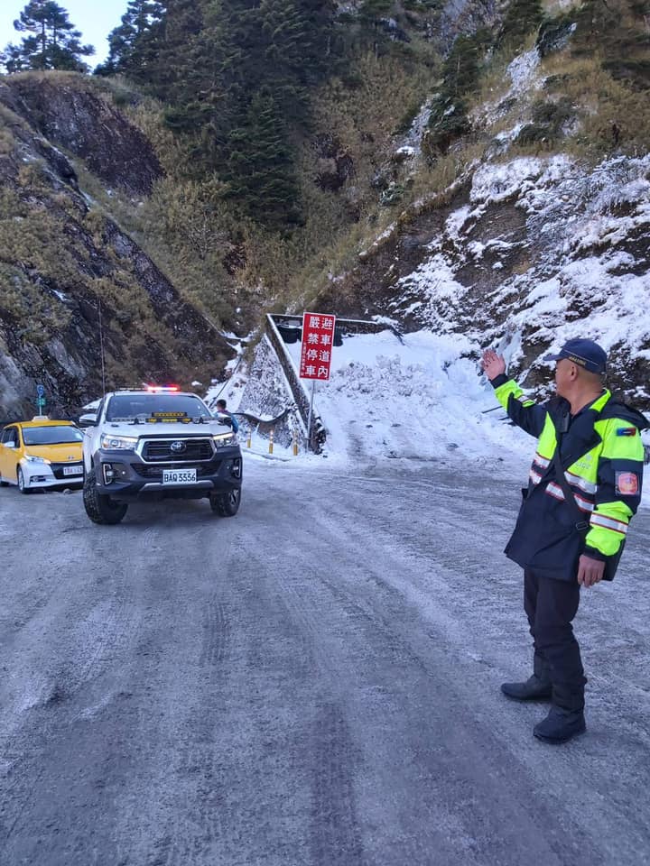因強烈大陸冷氣團影響，台14甲線武嶺到合歡山莊限加掛雪鏈通行。 圖：取自粉專「南投縣政府警察局仁愛分局」