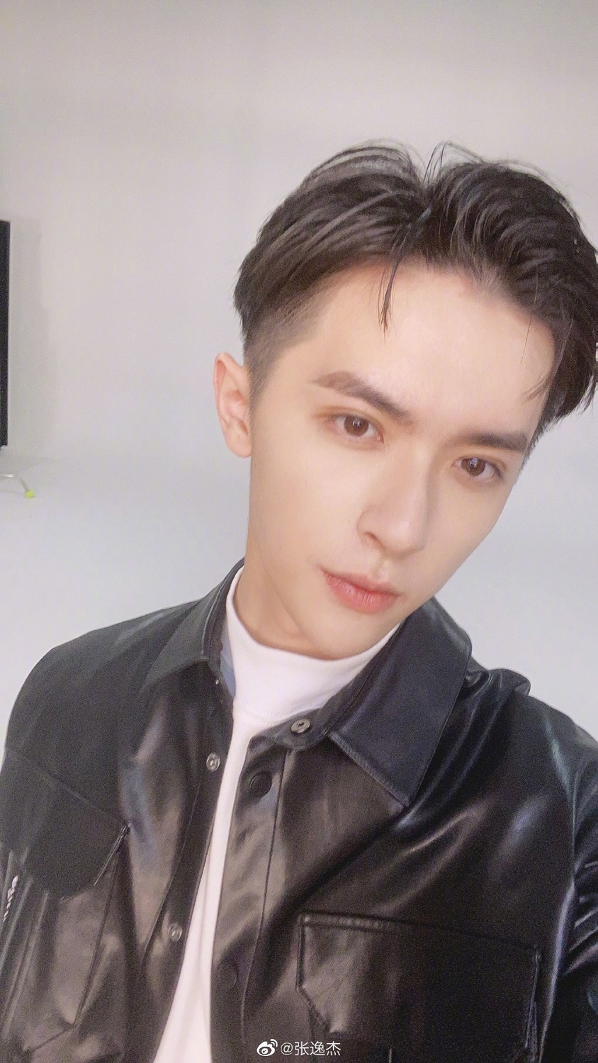 中國男星張逸杰被爆在片場耍大牌，踢翻臨演便當。 圖：翻攝自張逸杰微博