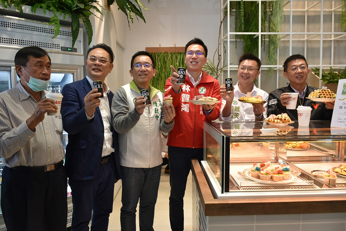 趙天麟(右二)與地方民代邀民眾有空來市黨部喝咖啡。 圖:孫家銘/攝