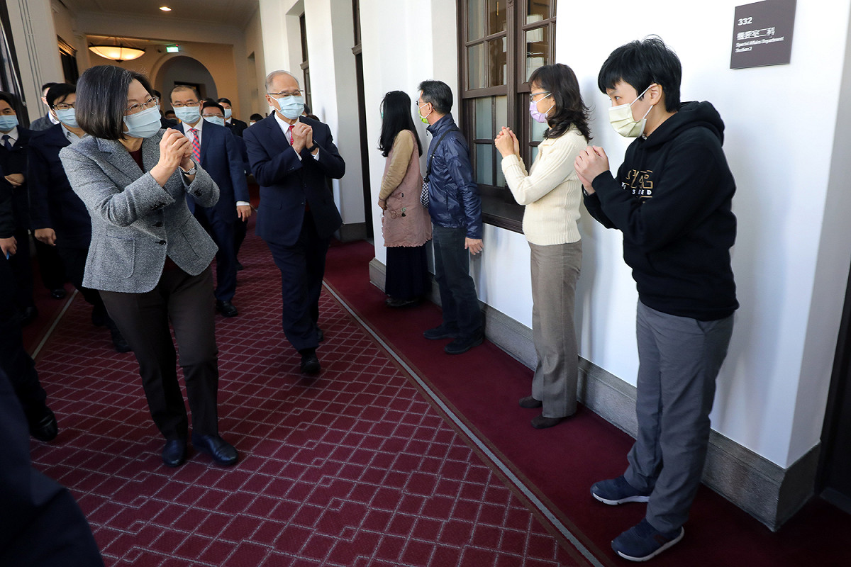 總統蔡英文、副總統賴清德及總統府秘書長李大維18日向府內員工拜年 圖：總統府提供