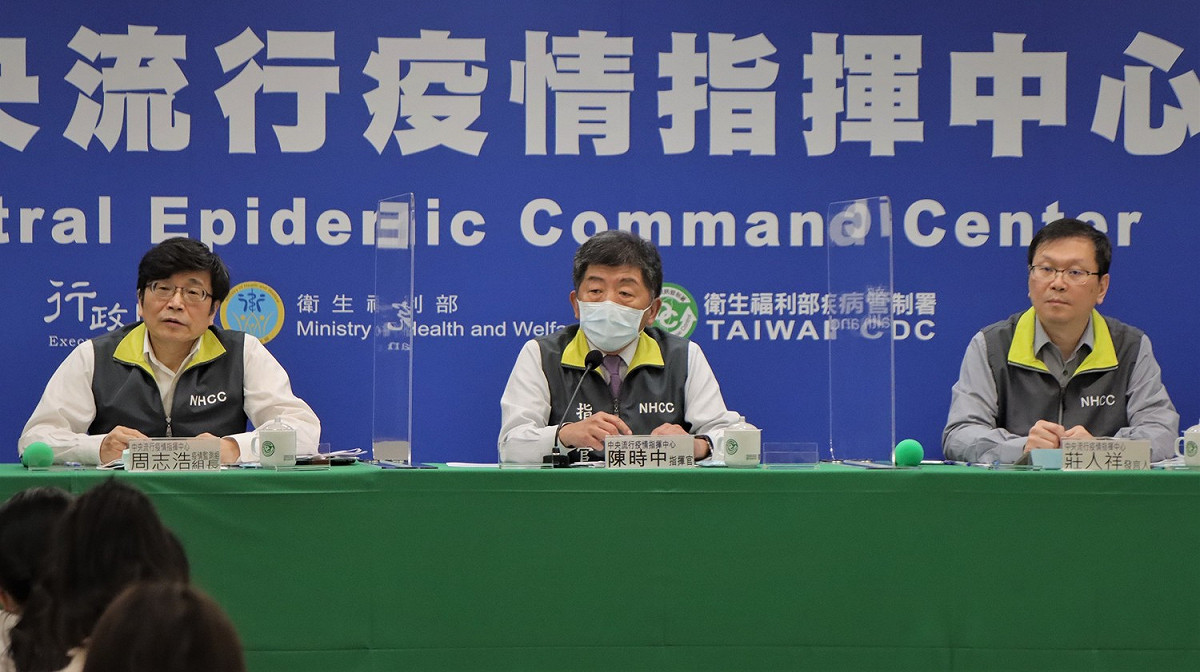 疫情指揮中心指揮官陳時中（中）表示，疫苗採購數量會保留彈性空間，以3千到3千5百萬劑為主。