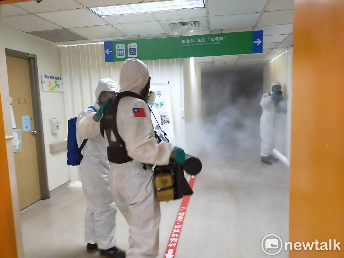 陸軍33化兵群今傍晚派35名官兵前往桃園醫院進行重新營運前的大消毒。 圖：林昀真／攝