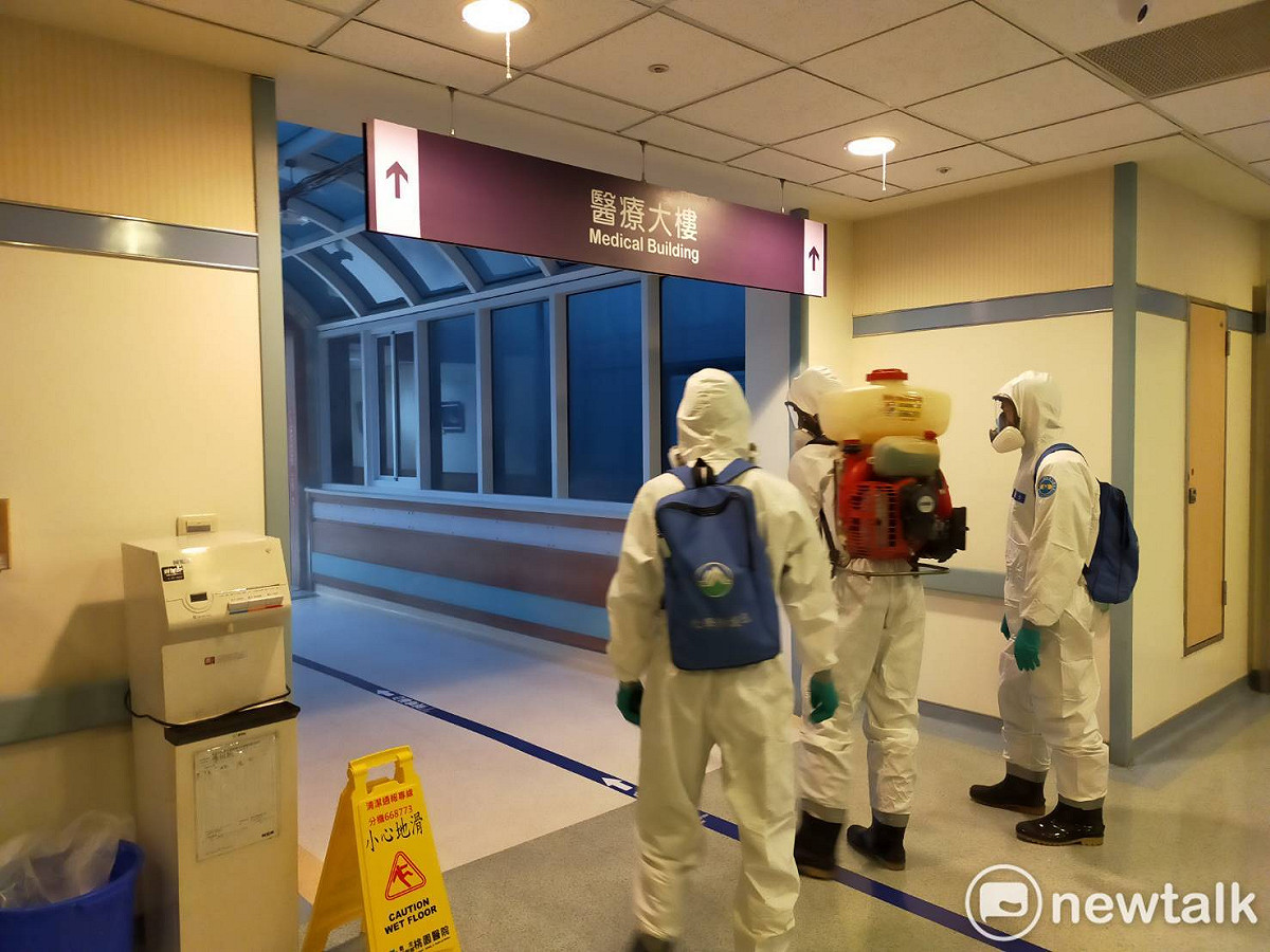 陸軍33化兵群今傍晚派35名官兵前往桃園醫院進行重新營運前的大消毒。 圖：林昀真／攝