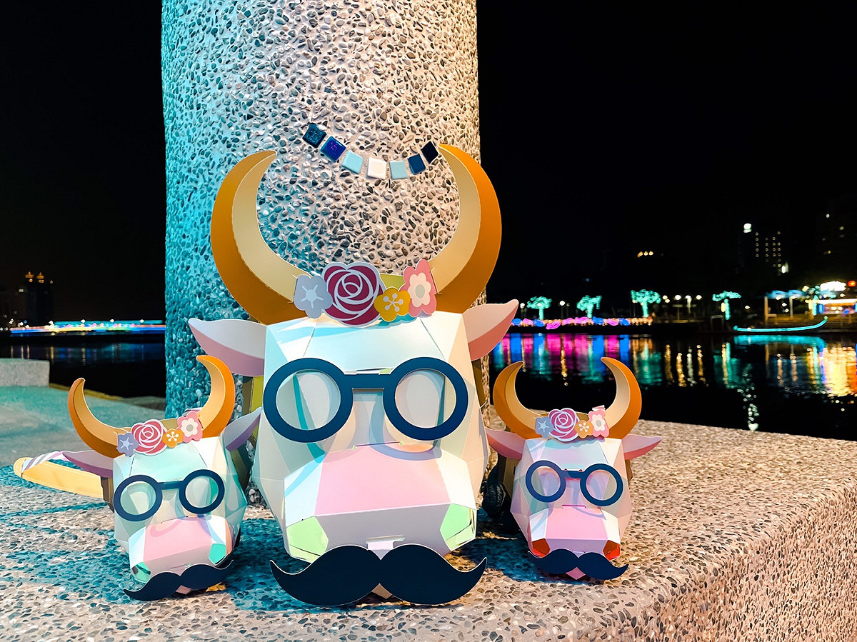 高雄市牛年小提燈「牛揹揹」一亮相立刻成為搶手貨。 圖：高雄市政府觀光局/提供