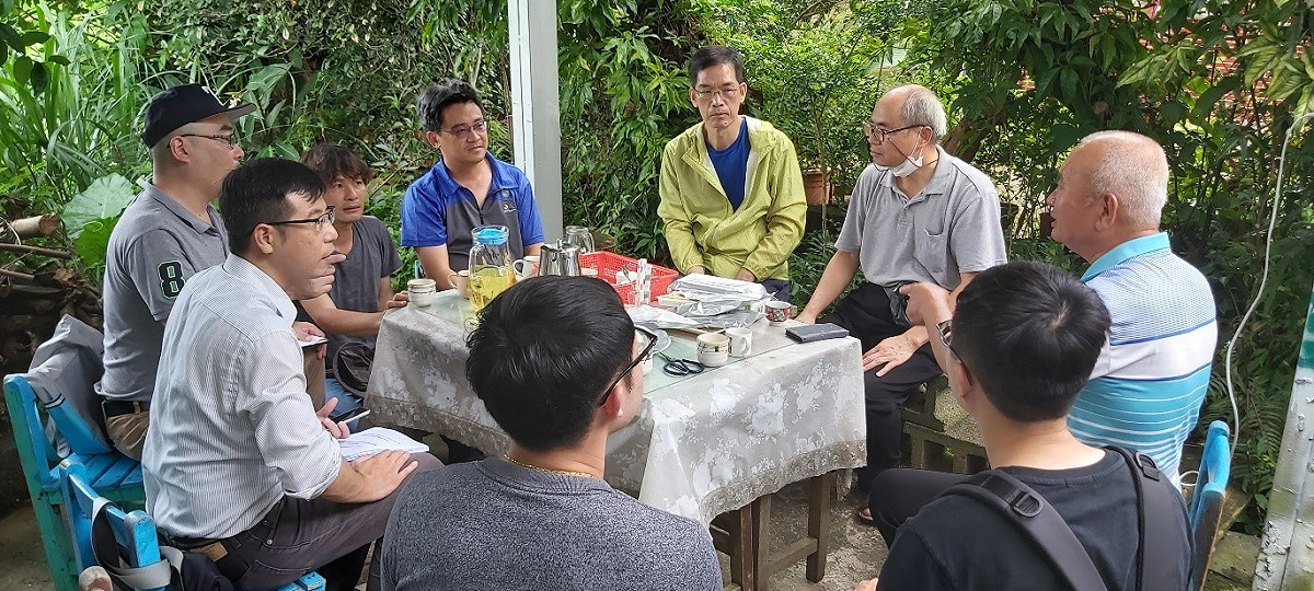 新北市水利局與河川生態保育協會李永志老師及里長溝通訪視。 圖：新北市水利局提供