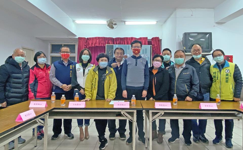 立委張宏陸（中）召開「新板特專三」用地建設座談會，市議員王淑慧（左五）、戴瑋姍（左四）、何博文服務處主任黃淑君（右一）及在地里長與會。 圖：張宏陸提供