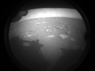 美國太空總署發射的探測車「毅力號」成功登陸火星，並回傳第一張火星地面圖。 圖：翻攝自NASA毅力號推特