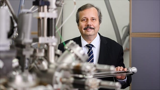 德國漢堡大學物理學家維森丹格發表研究，認為新冠病毒是來自中國實驗室的。 圖：翻攝自漢堡大學