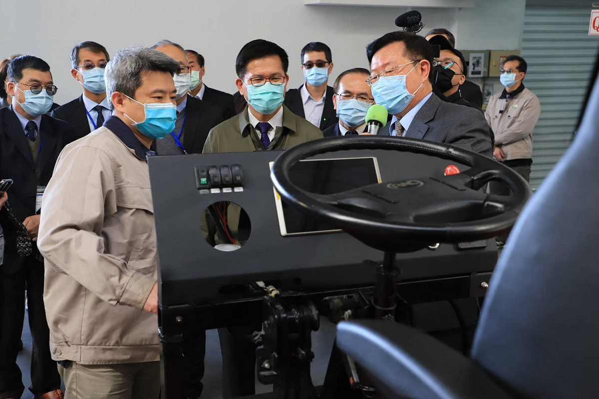 交通部電動大客車計畫開跑，林佳龍有信心達成2030市區公車全面電動化。 圖：翻攝自林佳龍臉書