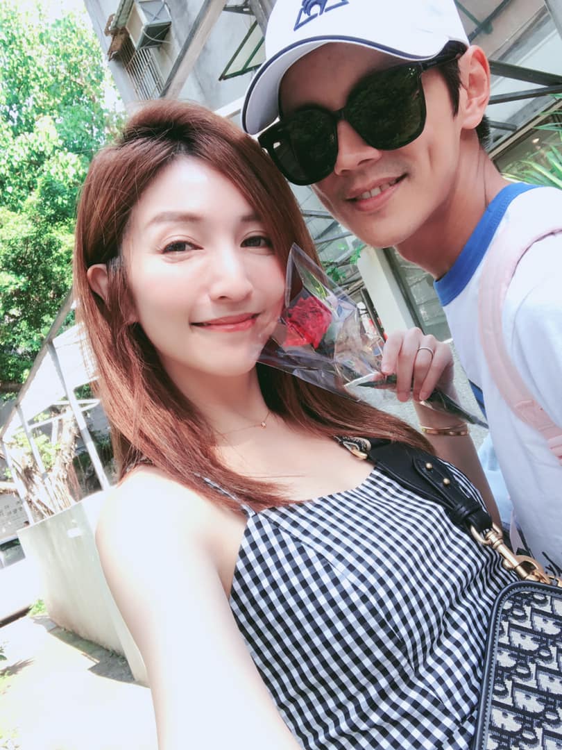 阿翔和Ｇrace走過2019年的出軌風波，如今兩人的感情已重修舊好。 圖：翻攝自Out Of Control 媽咪Grace臉書