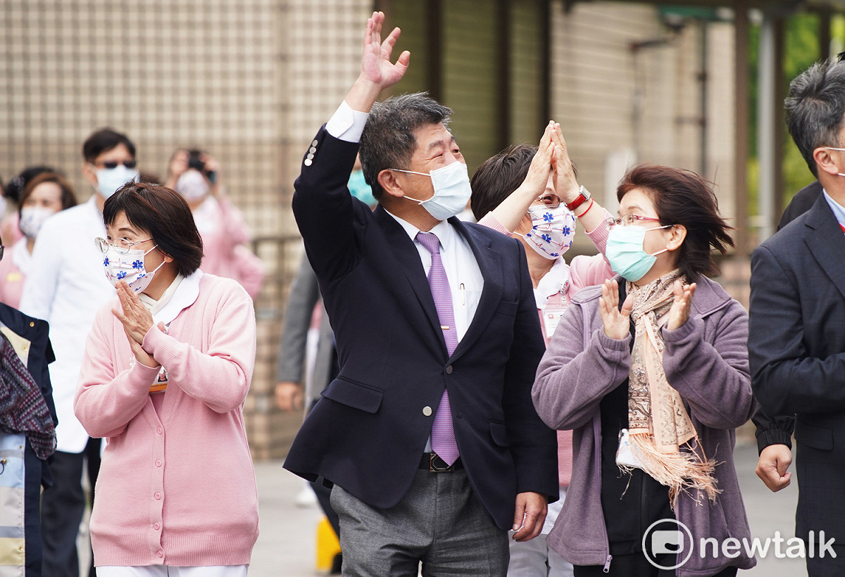 陳時中到部桃受到醫護人員熱烈歡迎。 圖：林昀真/攝