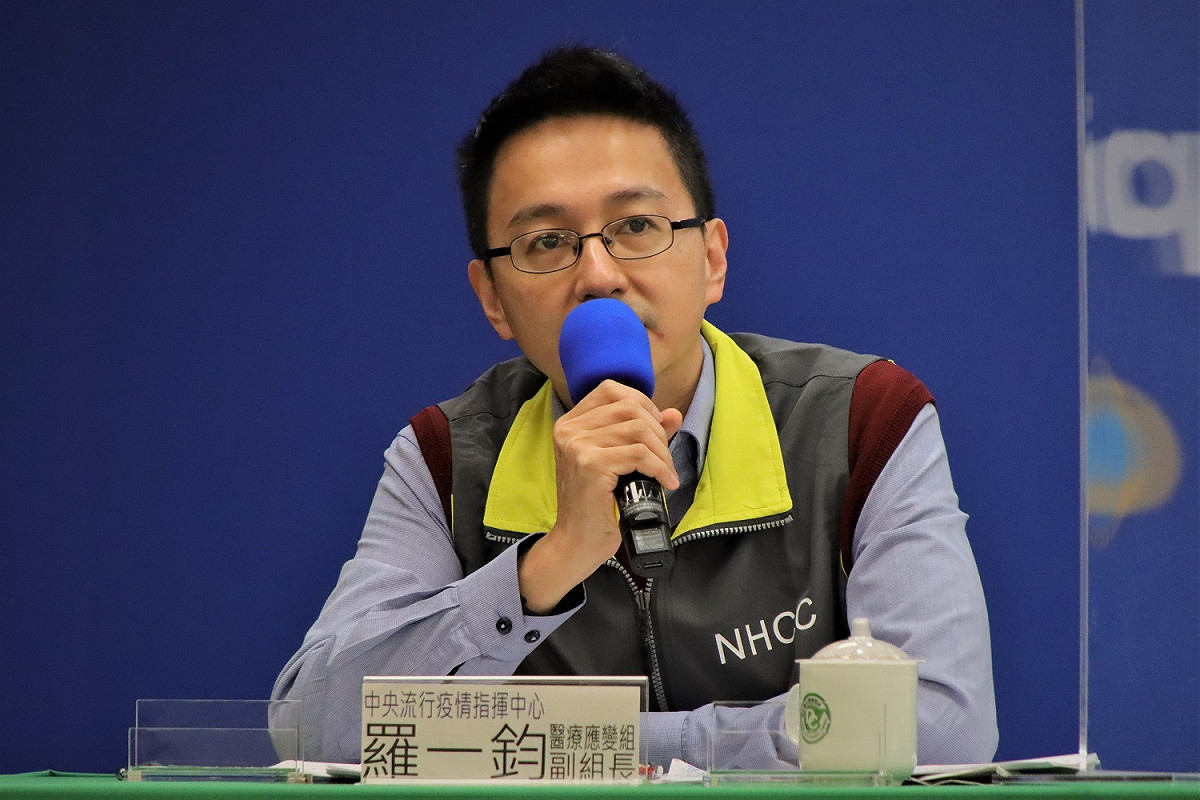 指揮中心醫療應變組副組長羅一鈞說明AZ疫苗效期問題。 圖：中央流行疫情指揮中心／提供