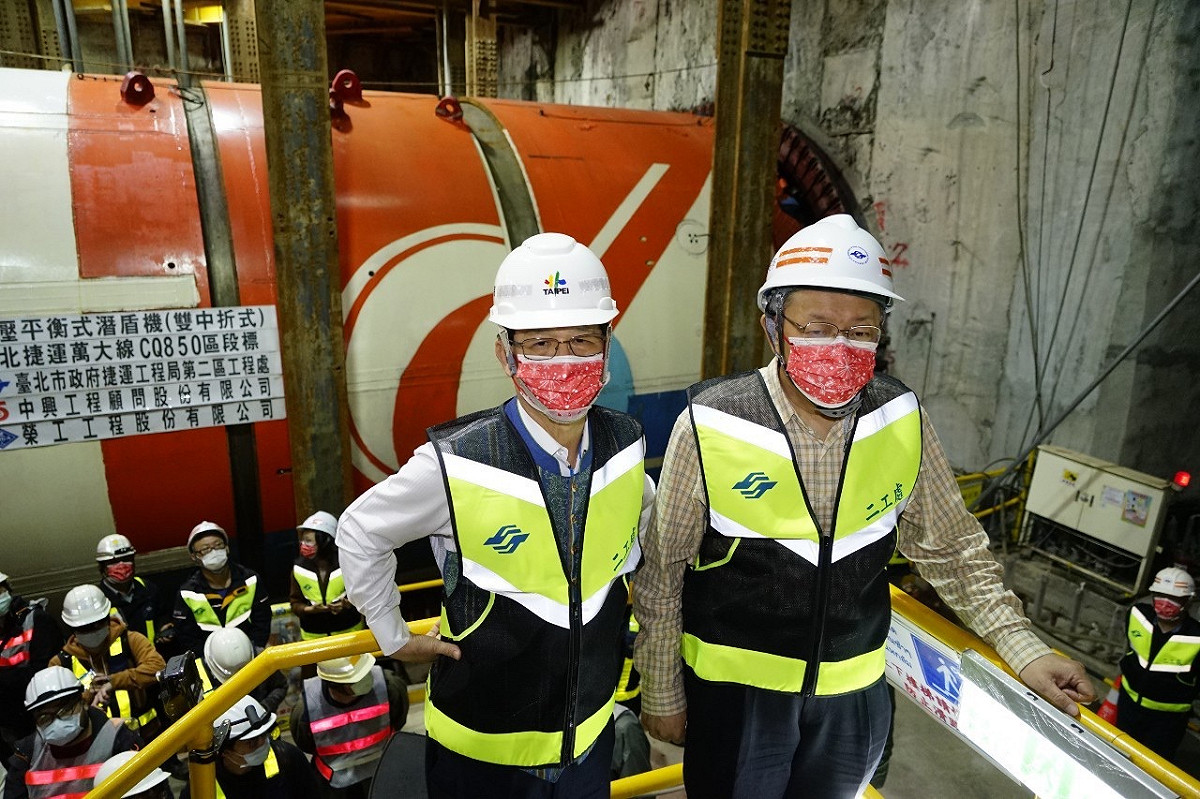 台北市長柯文哲（右）今（19）日出席捷運萬大線CQ850區段標潛盾機啟動典禮。 圖：台北市政府／提供