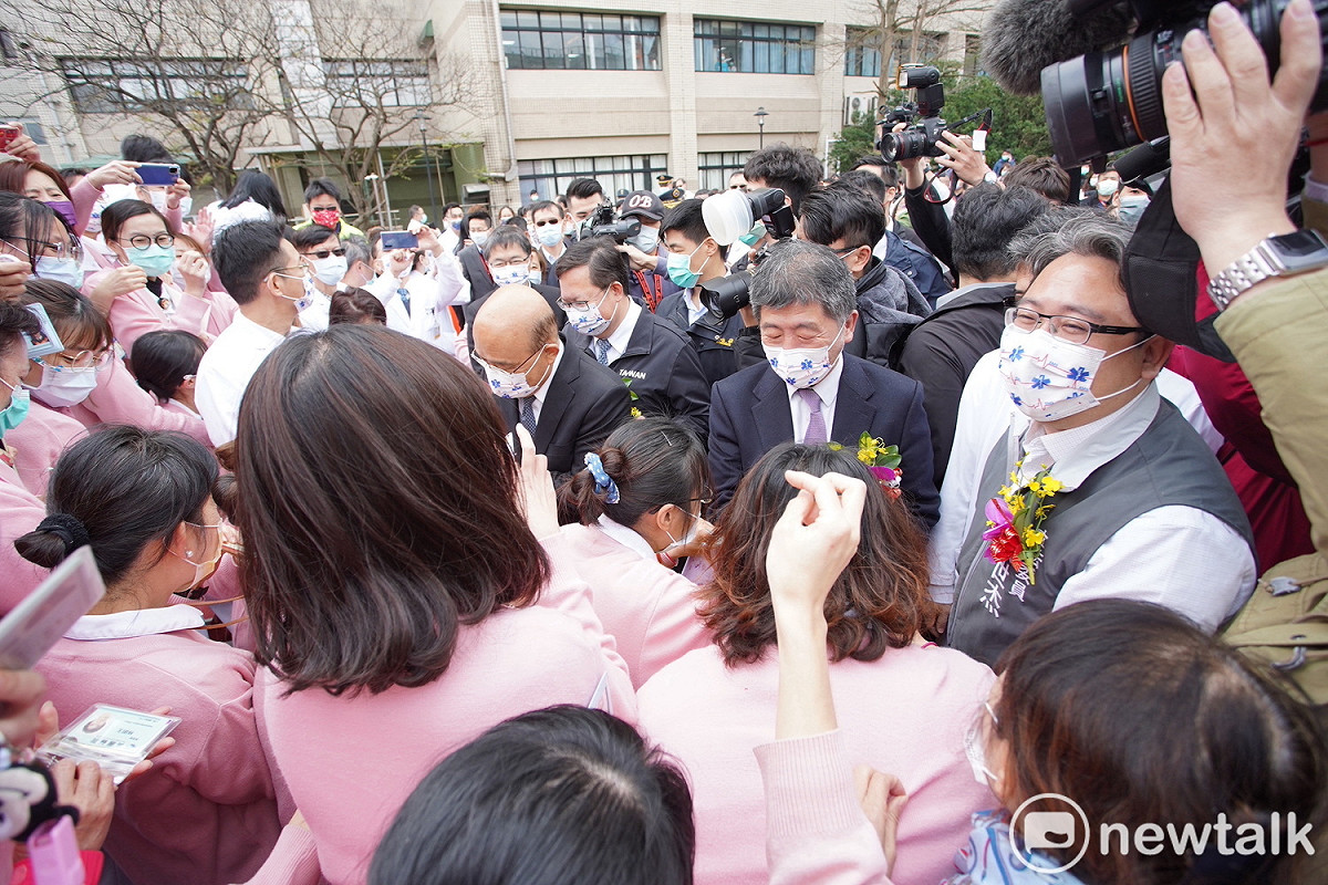 部桃今日舉行重啟營運典禮，許多醫護與陳時中合照、握手。 圖：林昀真/攝