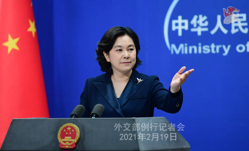 中國外交部發言人華春瑩19日回覆外媒質疑時，爆出一句「為什麼中國人就不能用推特和臉書呢」，讓中國網民傻眼。 圖：翻攝自中國外交部