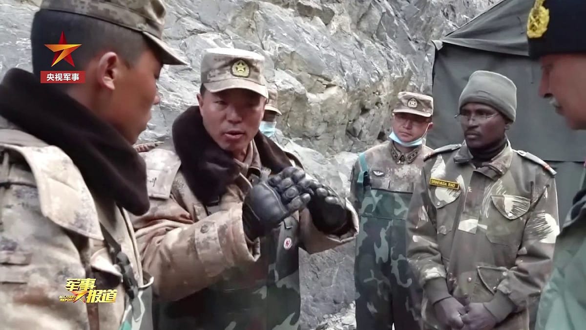 中印雙方去年6月於邊境發生嚴重衝突，當時中國始終不願透露傷亡人數，但昨日卻突然發出相關影片，並坦承有4名解放軍死亡，部隊團長祁發寶被打成重傷。 圖：翻攝央視