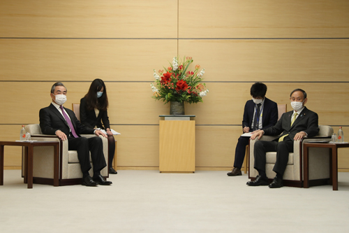 日本首相菅義偉（右）2020年11月接見來訪的中國外交部長王毅（左），曾為釣魚台問題溝通未果，連官方臉書都不放雙方合照。 圖：翻攝自中國外交部