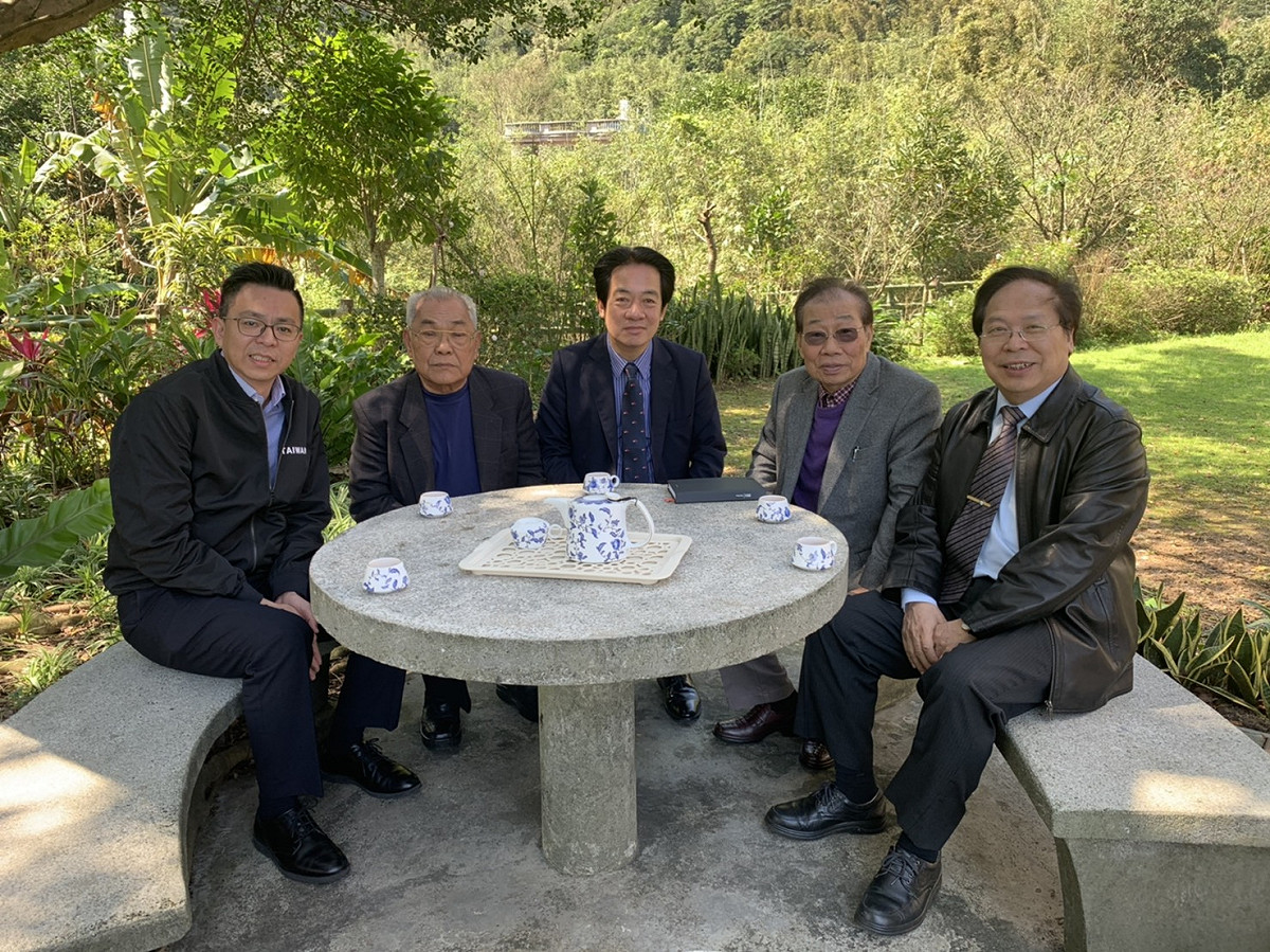 前桃園農田水利會會長黃金春（右2）、副總統賴清德（中間）。 圖：黃金春／提供(資料照)