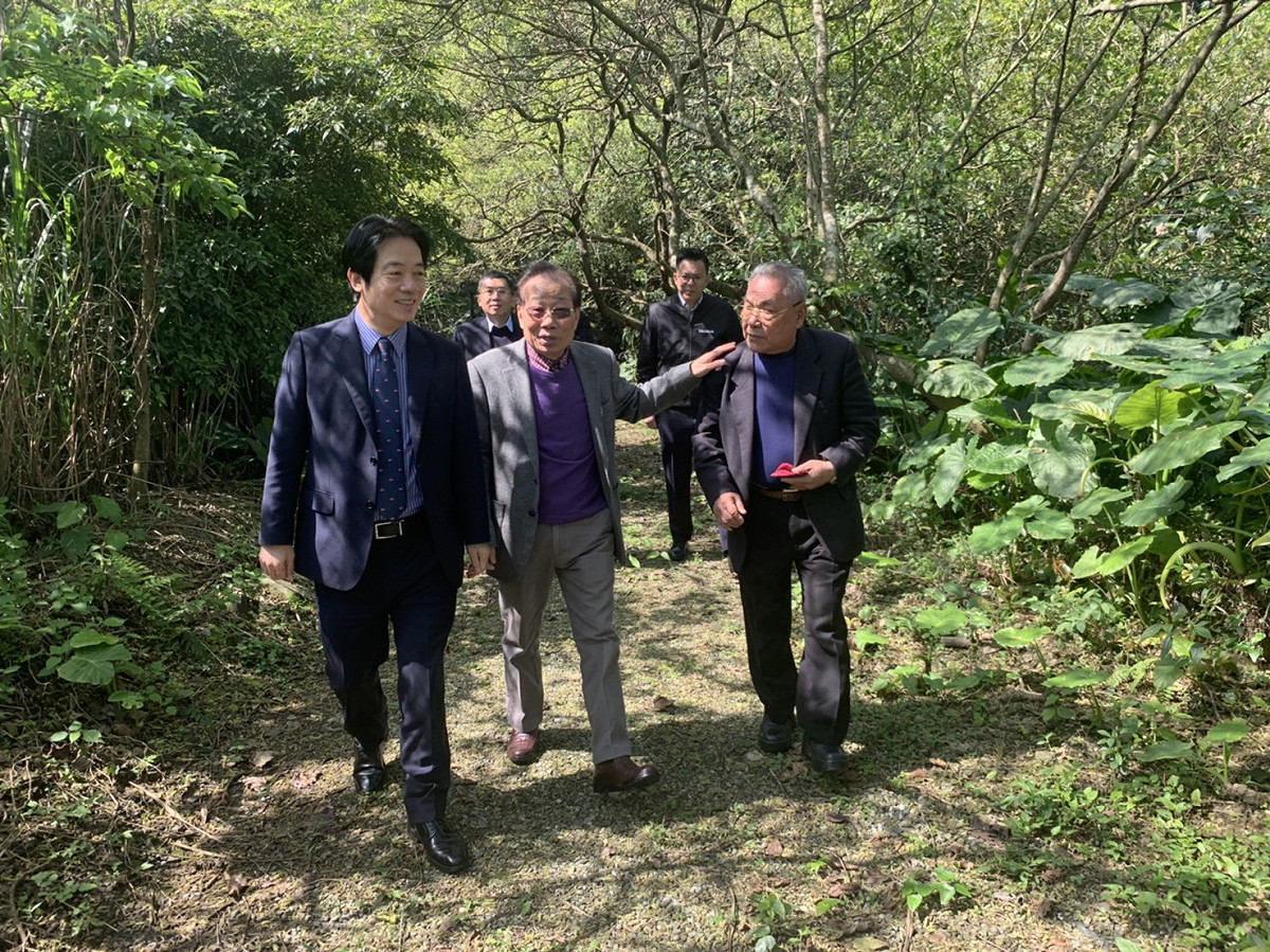 副總統賴清德（左）、前桃園農田水利會會長黃金春（中）。 圖：黃金春／提供（資料照）