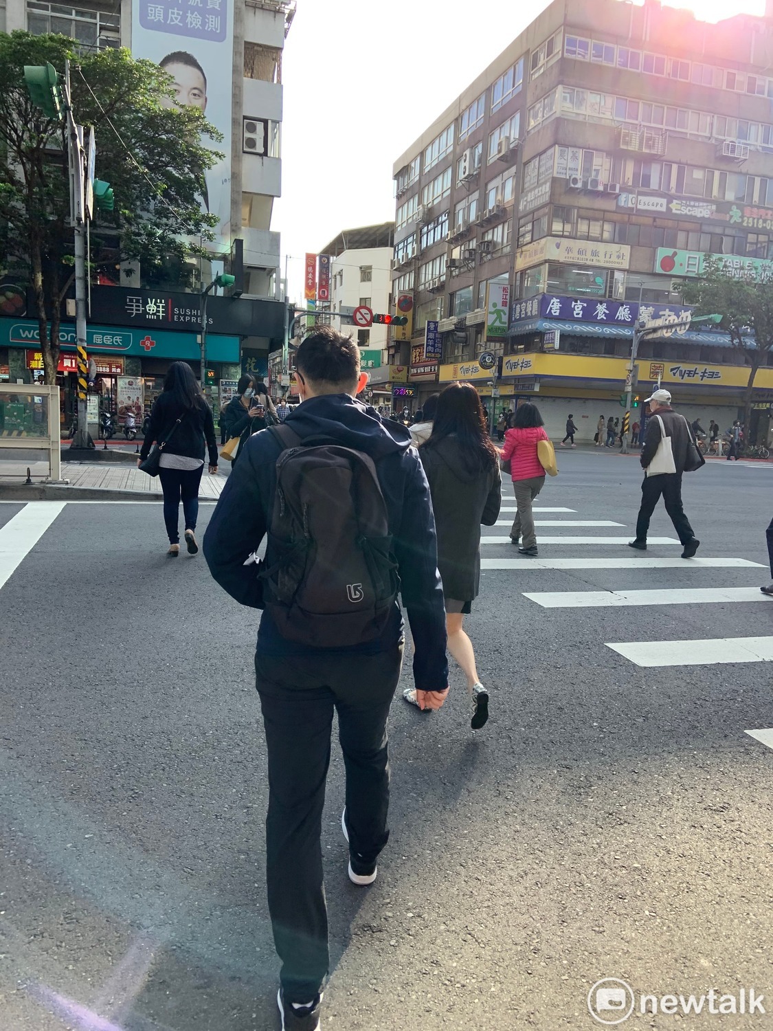 今日最高溫出現在高雄達27度，不過氣象局也提醒，入夜後全台氣溫將驟降10度以上。 圖：張家寧／攝