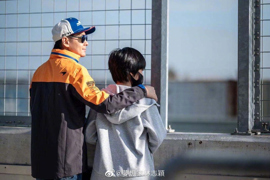 林志穎的大兒子Kimi身高直逼爸爸。 圖：翻攝自林志穎微博
