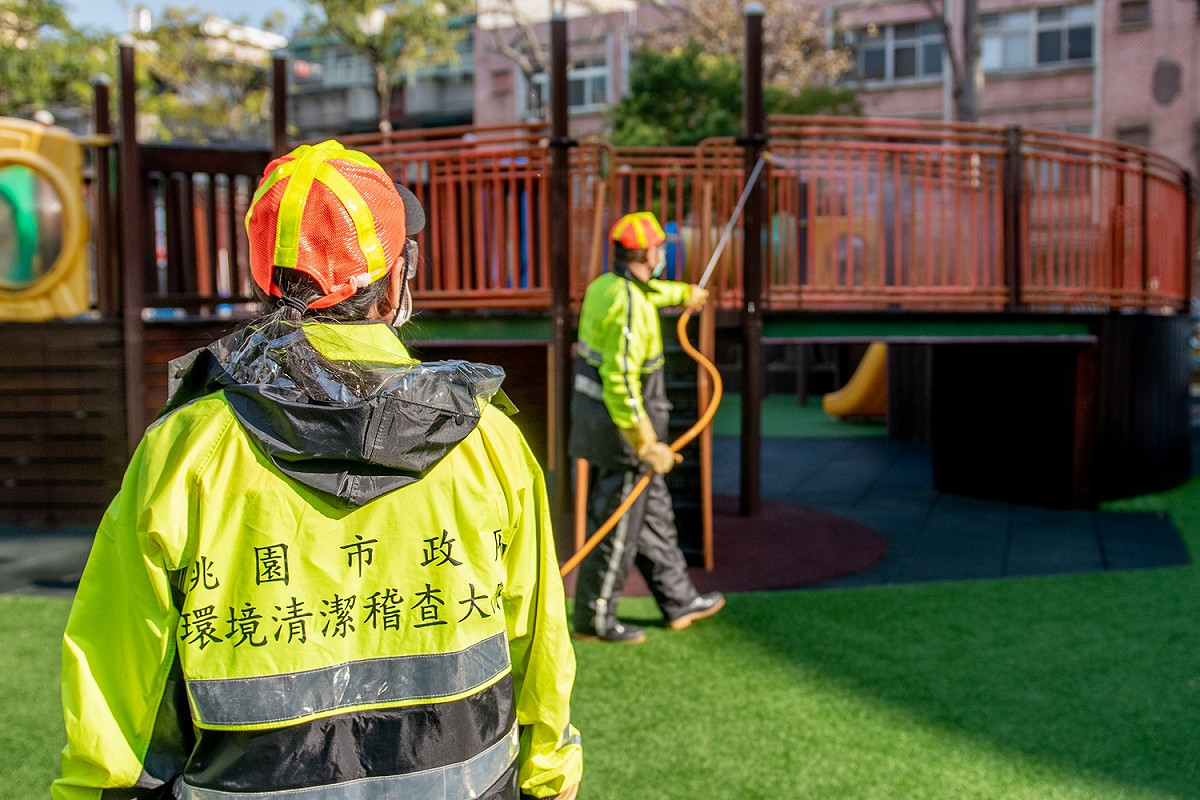 環保局同仁針對校園環境進行消毒作業。 圖：桃園市政府／提供