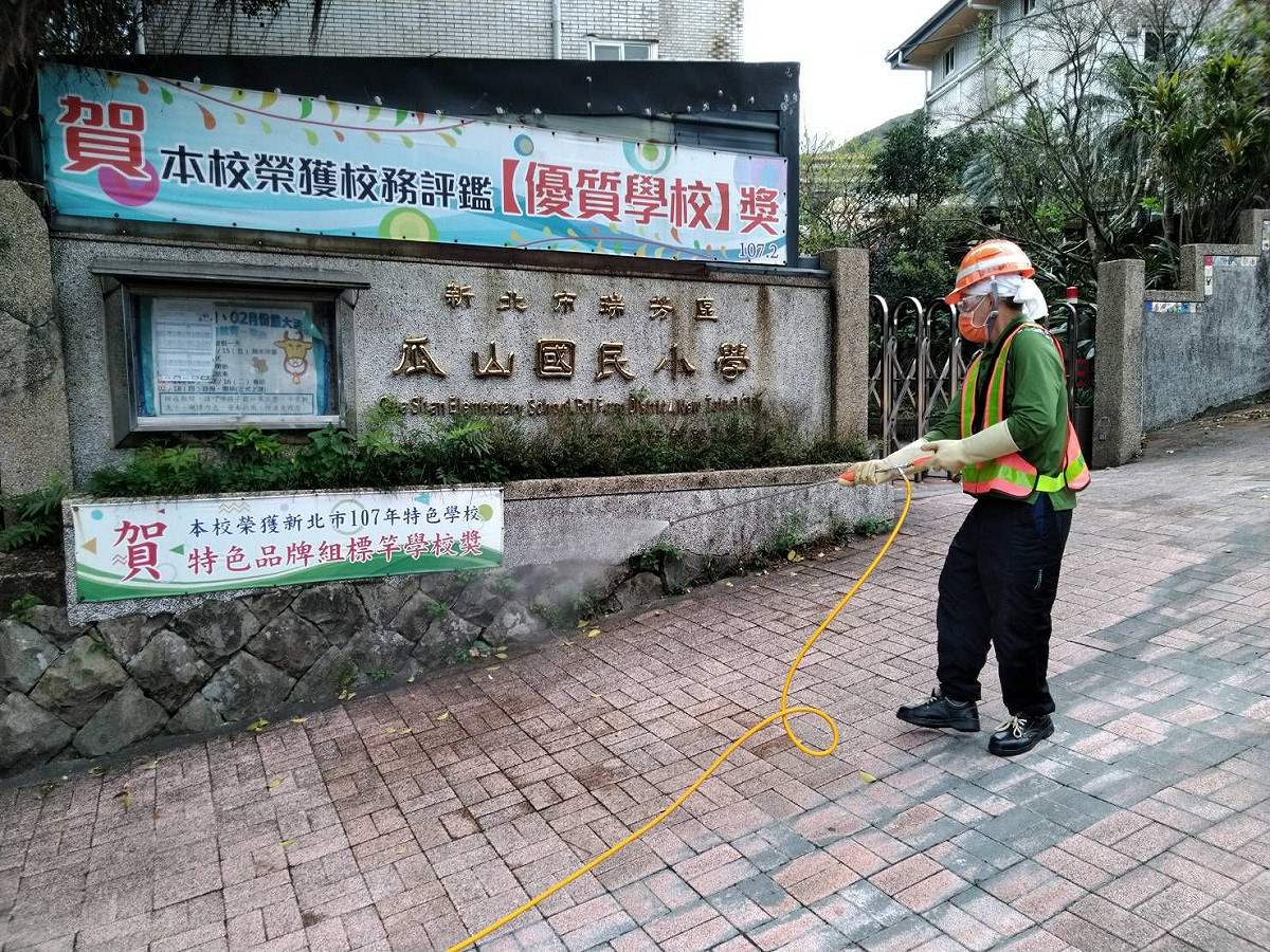 新北市環保局將於21日前，針對轄內高級中等以下學校含公立幼兒園 (共362所)校園完成消毒。 圖：新北市環保局提供