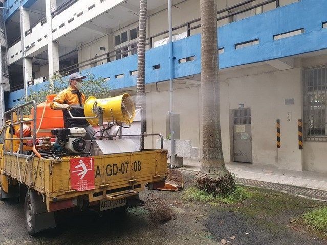 針對校園周邊環境加強消毒，全力做好防疫工作，讓學童安心也讓家長放心。 圖：新北市環保局提供