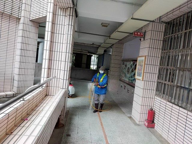 新北市防疫消毒大隊全體總動員，在開學日前完成消毒。 圖：新北市環保局提供