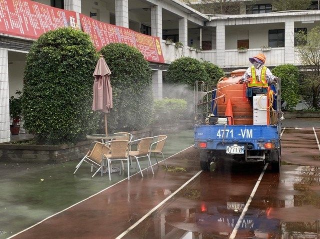 新北市近期加強校內公共空間設施如川堂、操場、洗手台、廁所、溜滑梯遊樂設施等消毒。 圖：新北市環保局提供