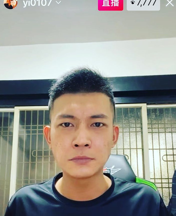 罔腰的前男友鳳梨開直播回應罔腰懷孕爭議。 圖：取自yi0107 IG
