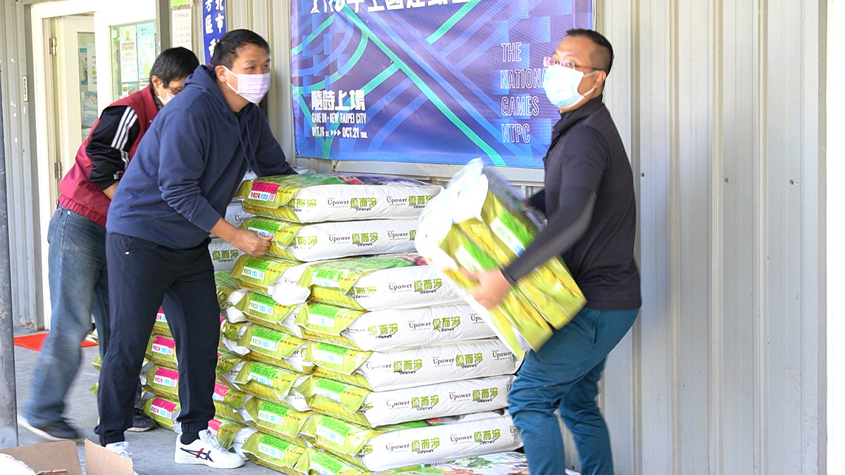 「大漁丸愛心專班」釣友們買了2萬2000犬貓飼料，捐給瑞芳動物之家。 圖：新北市動保處提供