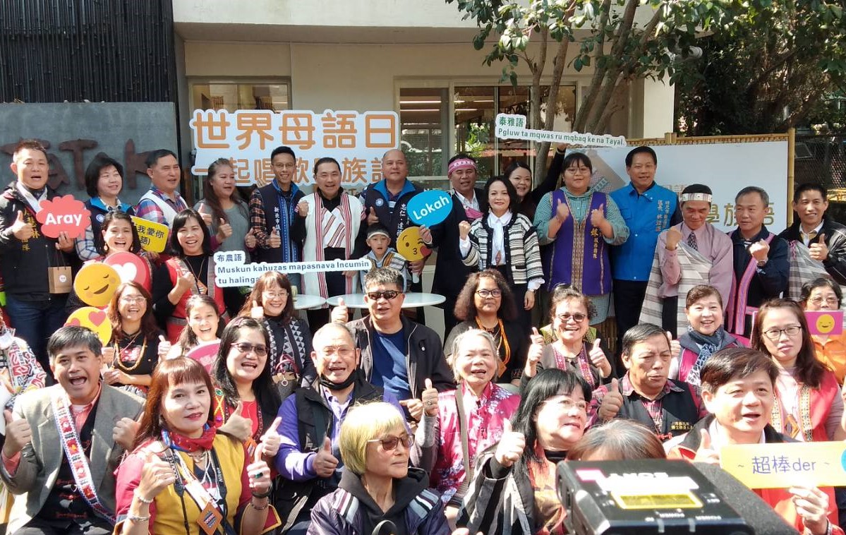 新北市長侯友宜化身「故事爸爸」，為「picul泰山森林書屋」現場小朋友操偶戲講故事。 圖：新北市原民局提供
