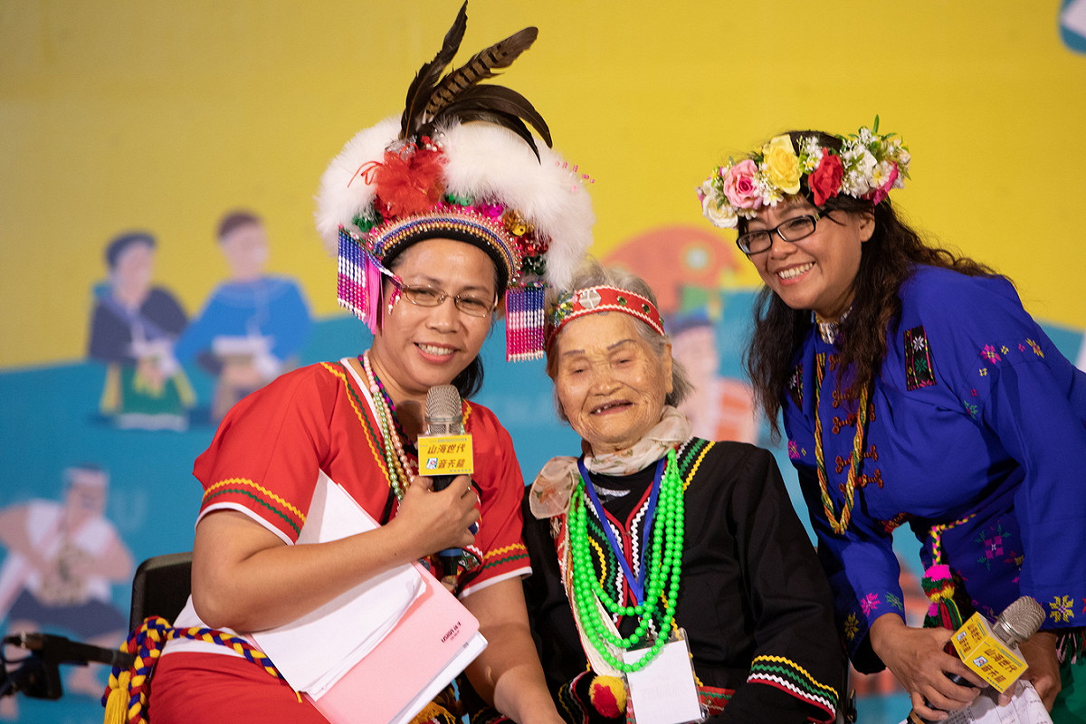 高齡92歲阿美族林阿成女士mamu(阿美族祖母之意；圖中位者)參與首屆傳統歌謠族語比賽「耆老組」表演，歌聲動人，引起全場關注。 圖：新北市原民局提供