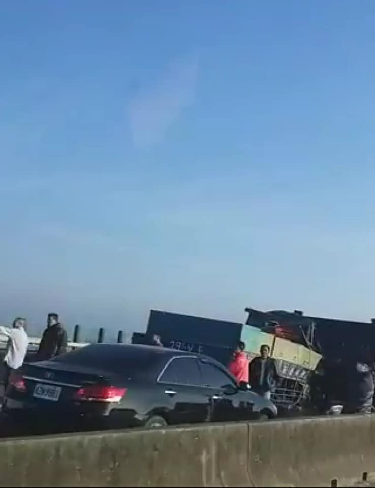 西濱快雲嘉交界發生14車連環撞車禍。 圖/臉書"東石之美"社團