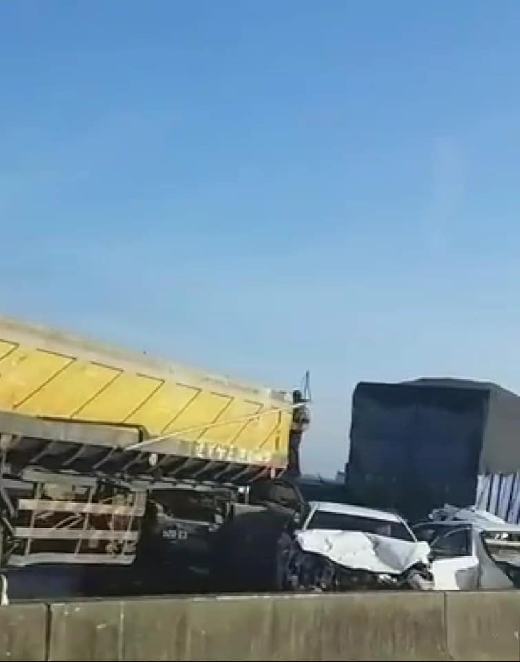 西濱快雲嘉交界發生14車連環撞車禍。 圖/臉書"東石之美"社團