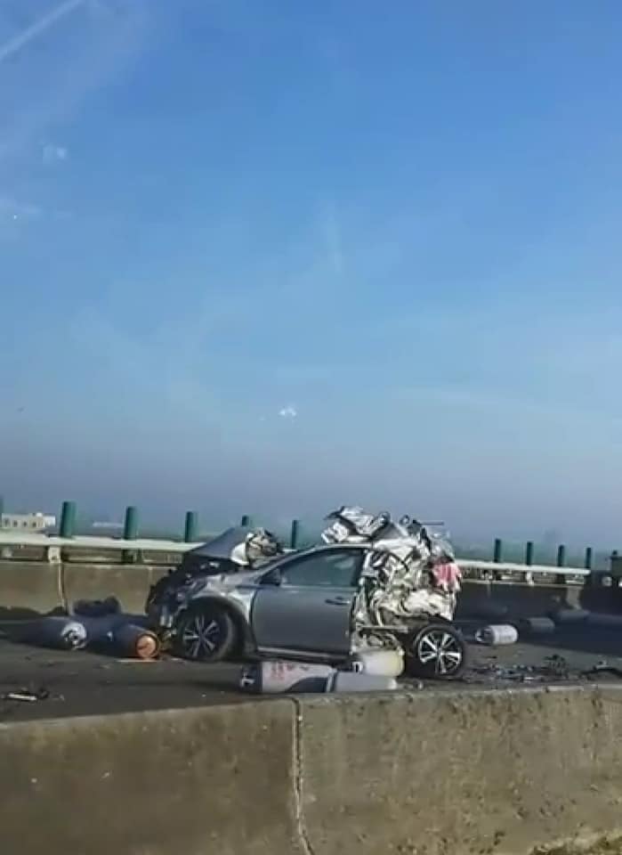 西濱快雲嘉交界發生14車連環撞車禍。 圖/臉書"東石之美"社團