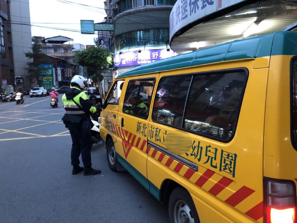 新北市警方自明(2/22)起將進行為期2周的學童交通車稽查， 圖：新北市交通大隊/提供