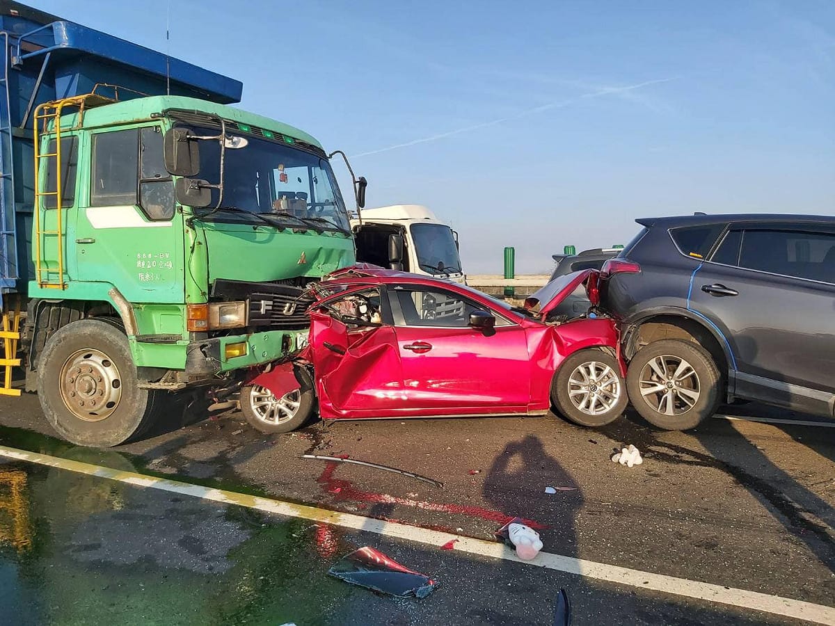 大小車連環撞導致多台車輛嚴重變形毀損。 圖：翻攝自西濱公路(西濱快速道路) 路況回報.追焦團.攝影作品.秘境分享 臉書社團