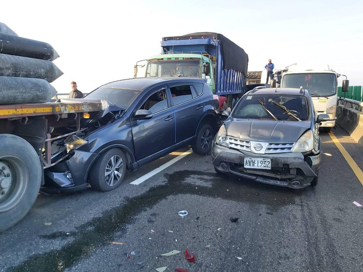 大小車連環撞導致多台車輛嚴重變形毀損。 圖：翻攝自西濱公路(西濱快速道路) 路況回報.追焦團.攝影作品.秘境分享 臉書社團