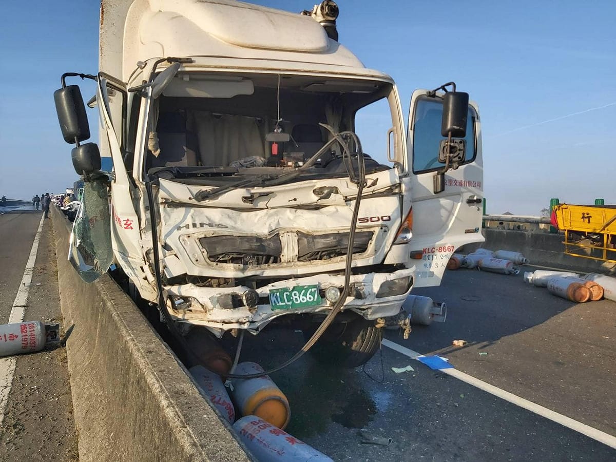 大小車連環撞導致多台車輛嚴重變形毀損。 圖：翻攝自西濱公路(西濱快速道路) 路況回報.追焦團.攝影作品.秘境分享 臉書社團