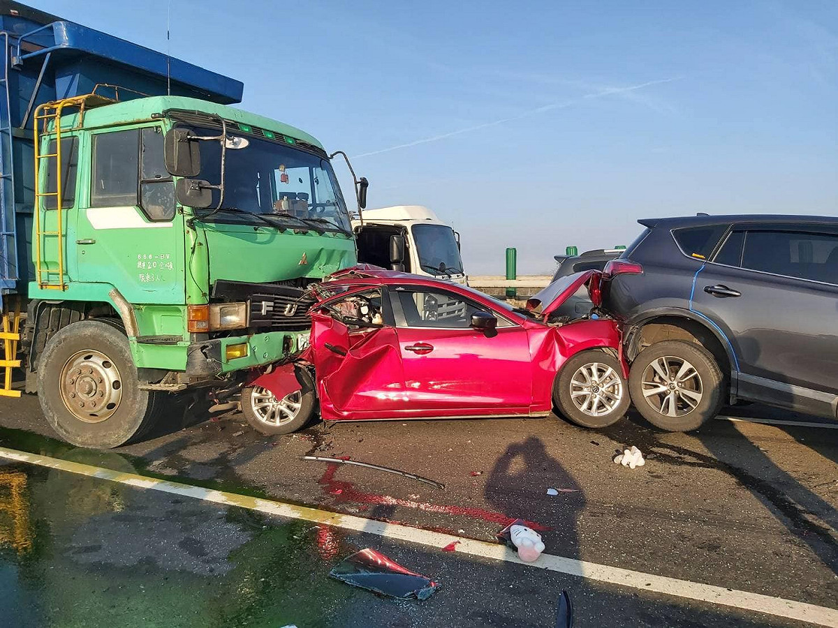 台61線西部濱海快速公路今早發生重大車禍。 圖:翻攝「西濱公路(西濱快速道路) 路況回報.追焦團.攝影作品.秘境分享」臉書社團