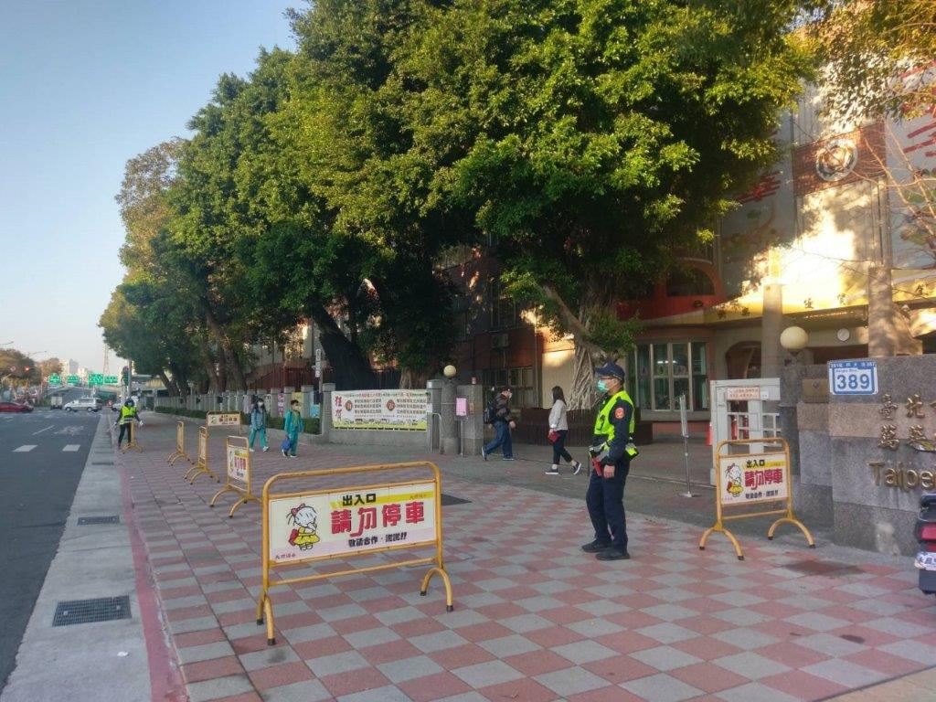 臺北市警局針對轄內中、小學校門口、家長接送區及周邊道路重要路口規劃交通疏導勤務，派遣員警執行交通疏導、路況查報及違停車輛取締。 圖：翻攝自台北市政府警察局交通警察大隊官網