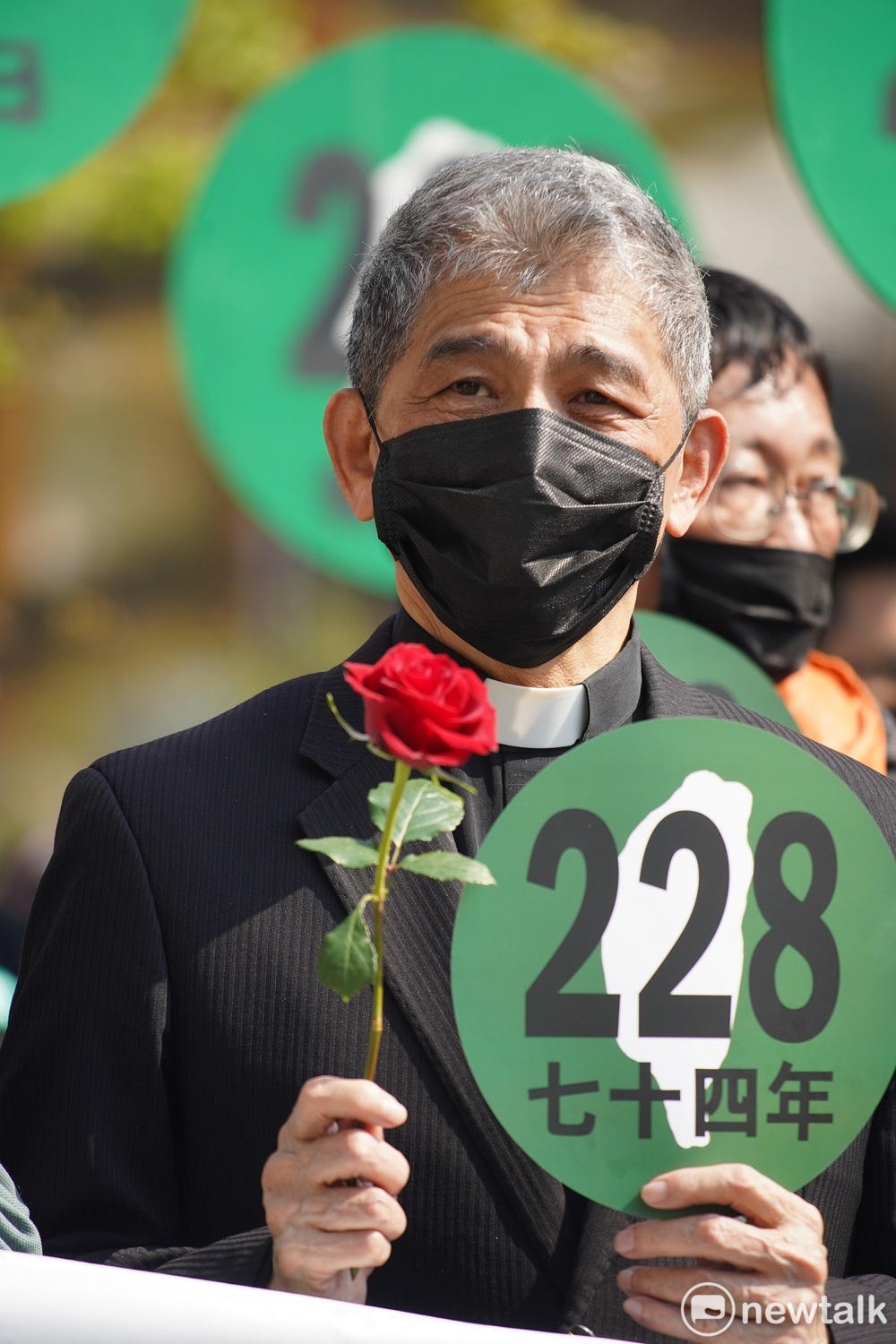 「228公義和平運動」發起人林宗正牧師手持玫瑰花，向二二八事件受難者致意。 圖：林昀真/攝