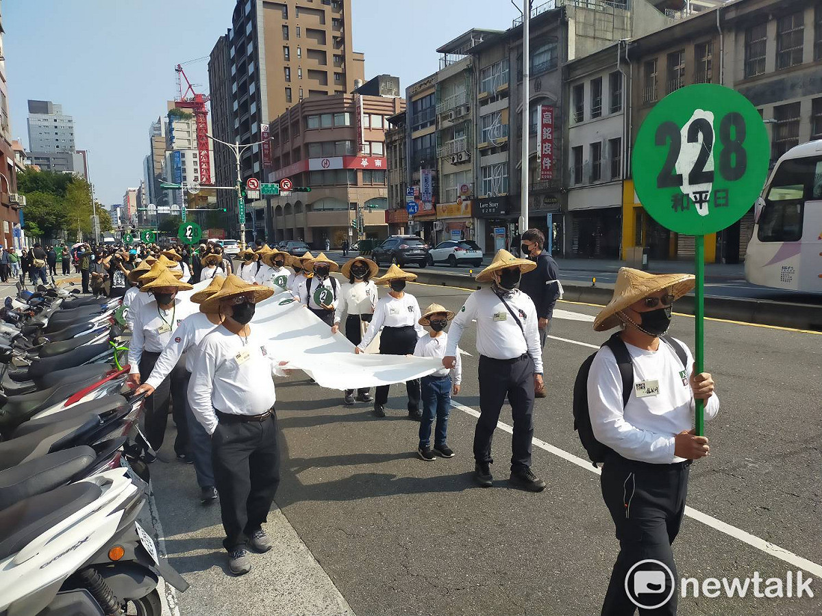 已經連續舉辦第五年的「228‧0紀念行動」遊行活動今(21)日下午在台北市登場，50多個民間團體集結上街。 圖：林昀真／攝