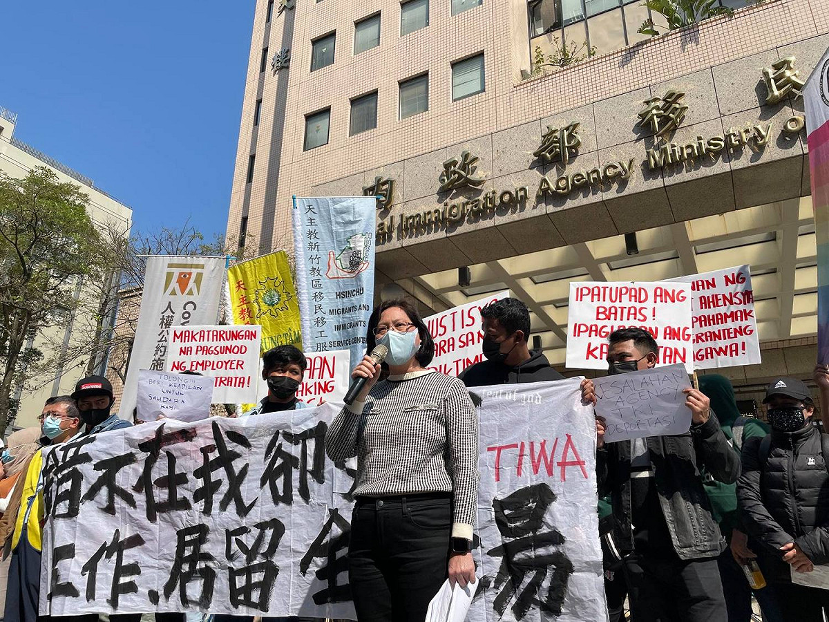 因為阿喜、亞弟、阿娣等三名印尼移工由於仲介等人疏失未辦延長居留、導致逾期居留，國際勞工協會等團體、移工今（22）天上午到移民署陳情，賴香伶、林淑芬、洪申翰、邱顯智等4位立委也前往聲援。 圖：翻攝賴香伶臉書