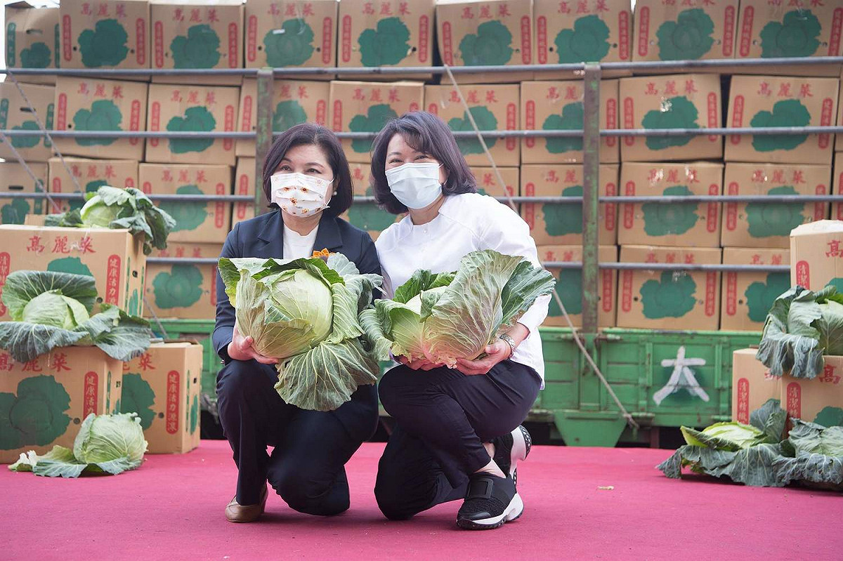 嘉義市政府購買雲林縣高麗菜1000箱，紓解農民困境。圖為嘉義市長黃敏惠與雲林縣長張麗善合影。 圖：嘉義市政府/提供