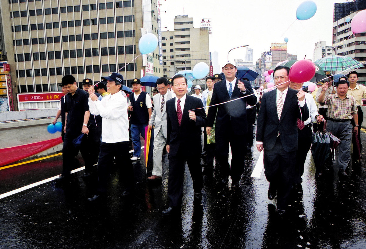 中博高架橋落成通車，時任市長謝長廷(中)帶隊率先走上橋面。 圖：高雄市政府/提供