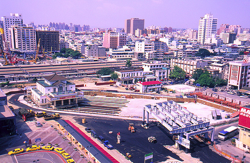 高雄車站原本的帝冠式建築，未來將呈現嶄新的面貌。 圖：高雄市政府/提供