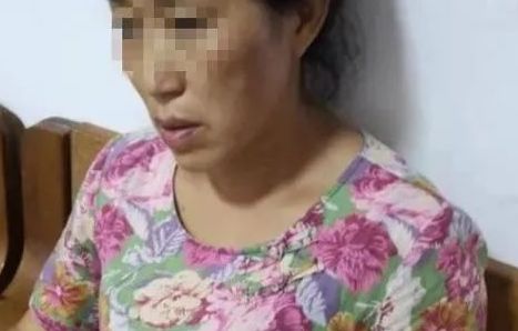 中國高官的暴力行為近日再度成為矚目焦點，只是此次的施暴對象為重慶一老弱婦女。圖為實名舉報書記打人的劉樹英。 圖：翻攝自網路